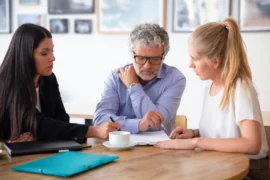 Älterer Mann unterschreibt Generallvollmacht in einem Büro